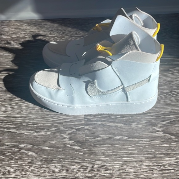 Deconstruct Nike - Picture 2 of 4